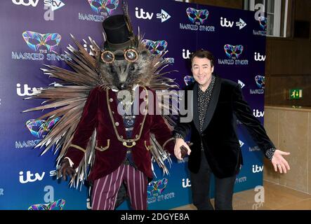 Jonathan Ross (a destra) con una persona vestita da Hedgehog che partecipa al lancio della stampa di Myed Singer presso il Mayfair Hotel, Londra Foto Stock