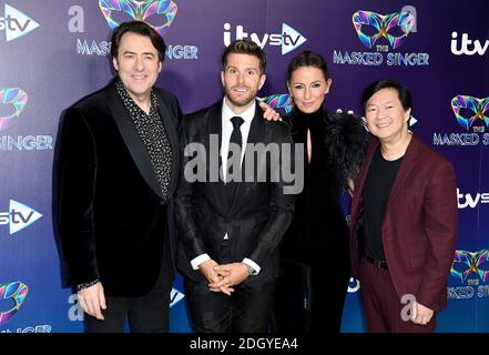 Jonathan Ross (da sinistra a destra), Joel Dommett, Davina McCall e Ken Jeong partecipano al lancio della stampa Masked Singer presso il Mayfair Hotel di Londra Foto Stock