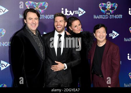 Jonathan Ross (da sinistra a destra), Joel Dommett, Davina McCall e Ken Jeong partecipano al lancio della stampa Masked Singer presso il Mayfair Hotel di Londra Foto Stock