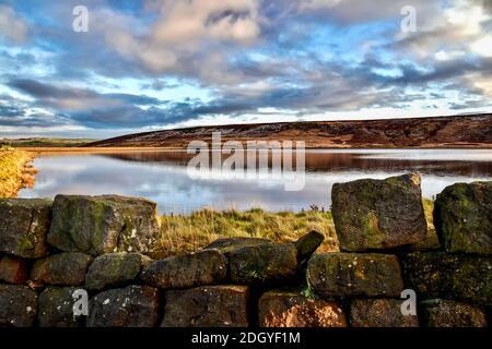 Withens Clough Reservoir e un Drystone Wall. Foto Stock