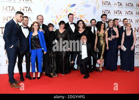 Membri del cast, tra cui Jurell carter, Matthew Wolfenden, Natalie J. Robb, Jonny McPherson, Bhasker Patel, Lisa Riley, Rebecca Sarker, Mark Charnock, Danny Miller e Jonathan Wrathe con il premio per il miglior dramma seriale nella Sala Stampa ai National Television Awards 2020 che si tengono alla O2 Arena di Londra. Il credito fotografico dovrebbe essere: Doug Peters/EMPICS Foto Stock