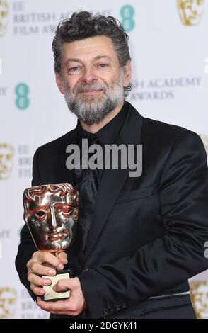 Andy Serkis con il suo premio per il contributo britannico al cinema al 73esimo British Academy Film Awards tenutosi alla Royal Albert Hall di Londra. Il credito fotografico dovrebbe essere: Doug Peters/EMPICS Foto Stock