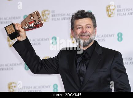 Andy Serkis con il suo premio per il contributo britannico al cinema al 73esimo British Academy Film Awards tenutosi alla Royal Albert Hall di Londra. Il credito fotografico dovrebbe essere: Doug Peters/EMPICS Foto Stock