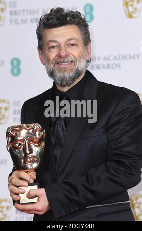 Andy Serkis con il suo premio per il contributo britannico al cinema al 73esimo British Academy Film Awards tenutosi alla Royal Albert Hall di Londra. Il credito fotografico dovrebbe essere: Doug Peters/EMPICS Foto Stock