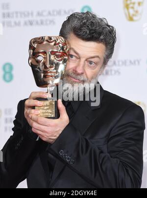 Andy Serkis con il suo premio per il contributo britannico al cinema al 73esimo British Academy Film Awards tenutosi alla Royal Albert Hall di Londra. Il credito fotografico dovrebbe essere: Doug Peters/EMPICS Foto Stock