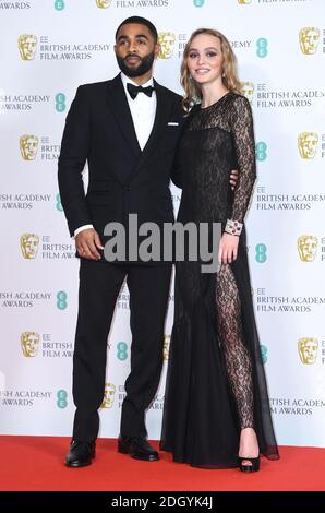 Anthony Welsh e Lily-Rose Depp al 73° British Academy Film Awards tenutosi alla Royal Albert Hall di Londra. Il credito fotografico dovrebbe essere: Doug Peters/EMPICS Foto Stock