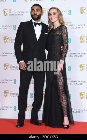 Anthony Welsh e Lily-Rose Depp al 73° British Academy Film Awards tenutosi alla Royal Albert Hall di Londra. Il credito fotografico dovrebbe essere: Doug Peters/EMPICS Foto Stock