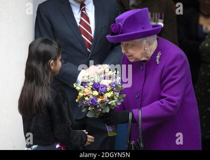 La Regina visita il Royal National ENT e Eastman Dental Hospitals, Londra. Il credito fotografico dovrebbe essere: Doug Peters/EMPICS Foto Stock