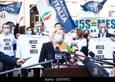 Leader dei Fratelli d'Italia, Giorgia Meloni indossando una maschera parla alla stampa durante la protesta davanti al Montecitorio.Flash folla di Fratelli d'Italia (FDI) ha protestato contro il MES di Roma con lo slogan '5S EQUAL MES, con la riforma che stanno vendendo all'asta l'Italia'. Foto Stock