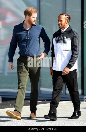 Il Duca di Sussex (a sinistra) e Lewis Hamilton assistono all'apertura dell'esperienza di Silverstone a Silverstone, Towcester. Il credito immagine dovrebbe essere: Doug Peters/EMPICS Foto Stock