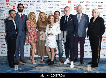 Il cast di Coronation Street con il premio per il sapone dell'anno sponsorizzato da Assurant. Jack P. Shepherd, Charlie De Melo, Sally Ann Matthews, Dolly-Rose Campbell, Colson Smith e Peter Ash (da sinistra a destra) partecipano ai TRIC Awards 2020 che si tengono al Grosvenor Hotel di Londra. Il credito immagine dovrebbe essere: Doug Peters/EMPICS Foto Stock