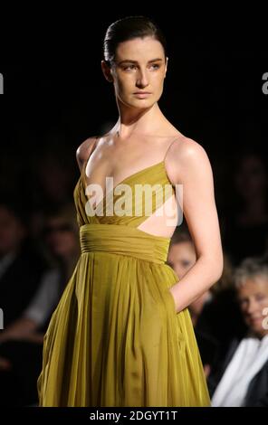 Erin o'Connor sulla passerella per la collezione Jasper Coran alla London Fashion Week. Foto Stock