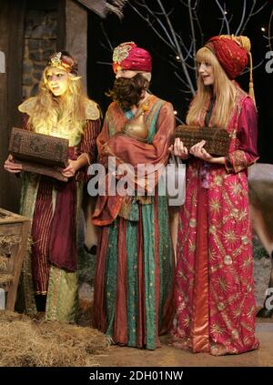 Nadine Coyle, Sarah Harding e Nicola Roberts di Girls Aloud durante le riprese di un presepio per il Friday Night Project Christmas Special Show (TX: Channel 4, 21 dicembre 2007 @ 22:00) presso i London Studios di Londra. Foto Stock