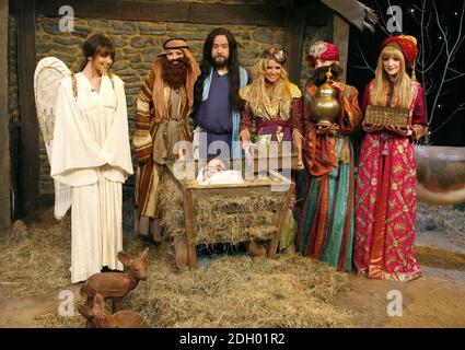 Girls Aloud con Justin Lee Collins e Alan Carr durante le riprese di un presepio per il Friday Night Project Christmas Special Show (TX: Channel 4, December 21, 2007 @ 22:00) al London Studios di Londra. Foto Stock