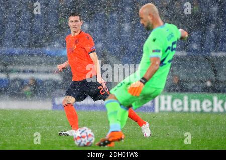 Hans Vanaken del Club Brugge guarda al portiere laziale Pepe Reina durante la UEFA Champions League, partita di calcio del Gruppo F b / LM Foto Stock