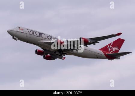 Aeroporto Heathrow di Londra, Londra, Regno Unito. 9 Dic 2020. L'effetto che la COVID-19 ha avuto sui viaggi aerei ha portato un certo numero di compagnie aeree a ritirare prematuramente i loro Boeing 747 Jumbo Jets. Quello che inizialmente era stato programmato come finale di Virgin Atlantic 747 partì da Heathrow in ottobre, con gli altri aerei che dovrebbero essere demoliti. Da allora le ultime due Virgin 747 hanno trovato un salvatore in Atlas Air negli Stati Uniti. Dopo aver volato a Heathrow per manutenzione G-VLIP è stato il primo dei due a partire per la sua nuova casa, con la seconda – G-VROY – che dovrebbe andare tra una settimana Foto Stock