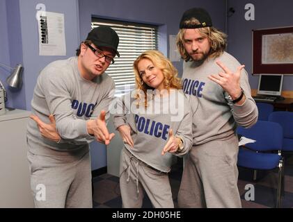 Riprese per il progetto Friday Night (TX: Canale 4, venerdì 18 aprile 2008 @ 2200) con (da sinistra a destra) Alan Carr, Geri Halliwell e Justin Lee Collins sul set del Bill che passa attraverso la formazione della polizia. Foto Stock