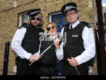 Riprese per il progetto Friday Night (TX: Canale 4, venerdì 18 aprile 2008 @ 2200) con (da sinistra a destra) Justin Lee Collins, Geri Halliwell e Alan Carr sul set del Bill, passando attraverso la formazione della polizia. Foto Stock