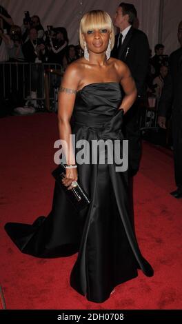 Mary J Blige arriva al Costume Institute Gala tenuto al Metropolitan Museum di New York City. Foto Stock