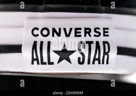 Winneconne, WI -6 dicembre 2020: Un primo piano del logo della scarpa di tela di Converse tutte le stelle su uno sfondo isolato. Foto Stock