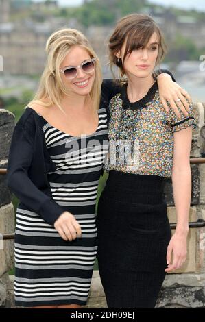 Sienna Miller e Keira Knightsley frequentano la fotocellula The Edge of Love presso le difese occidentali del Castello di Edimburgo durante il Festival Internazionale del Cinema di Edimburgo. Foto Stock