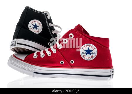 Winneconne, WI -6 dicembre 2020: Un paio di scarpe di tela Converse su uno sfondo isolato. Foto Stock