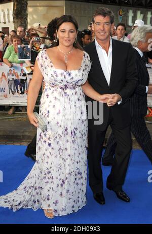 Pierce Brosnan e sua moglie Keely Shaye Smith arrivarono per la prima mondiale di Mamma mia! Al cinema Odeon West End, Leicester Square, Londra. Foto Stock