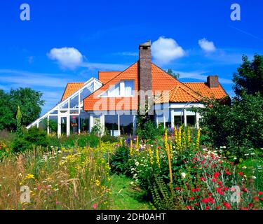 Modernes Einfamilienhaus mit Wintergarten Foto Stock