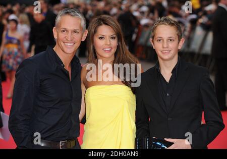 Gary Lineker con suo figlio e partner Danielle Bux arriva alla prima europea del Cavaliere Oscuro, l'ultimo film di Batman, Odeon Cinema, Leicester Square, Londra. Foto Stock