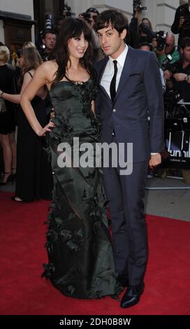 Mark Ronson e Daisy Lowe arrivano al GQ Men of the Year Awards 2008 che si tiene alla Royal Opera House di Covent Garden, nel centro di Londra. Foto Stock