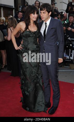 Mark Ronson e Daisy Lowe arrivano al GQ Men of the Year Awards 2008 che si tiene alla Royal Opera House di Covent Garden, nel centro di Londra. Foto Stock