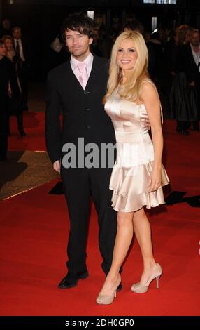 Melinda Messenger e il marito Wayne Roberts arrivano per la prima britannica di 'Valkyrie' tenuto presso l'Odeon Leicester Square a Londra. Foto Stock