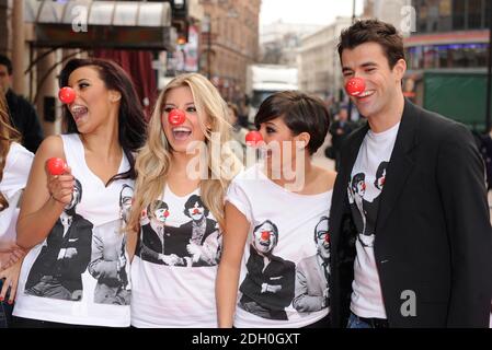 Rochelle Wiseman, Mollie King e Frankie Sandford del sabato con Steve Jones al lancio del Red Nose Day fuori della Empire Leicester Square, Londra. Foto Stock