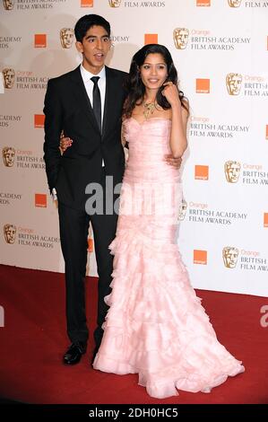 Dev Patel (l) e Freida Pinto (r) indossano un abito di Oscar de la Renta, al British Academy Film Awards 2009 presso la Royal Opera House di Covent Garden, nel centro di Londra. Foto Stock