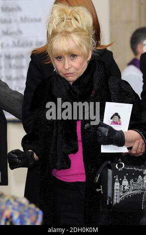 Barbara Windsor partecipa ai funerali di Wendy Richard presso la chiesa parrocchiale di St Marylebone, Marylebone Road nel centro di Londra. Foto Stock