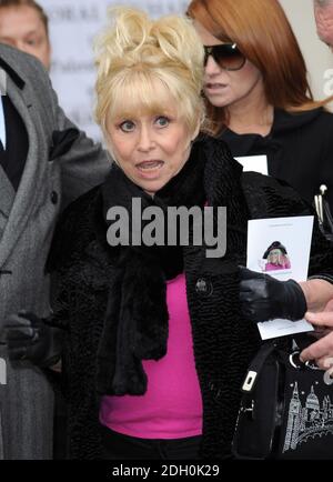 Barbara Windsor partecipa ai funerali di Wendy Richard presso la chiesa parrocchiale di St Marylebone, Marylebone Road nel centro di Londra. Foto Stock