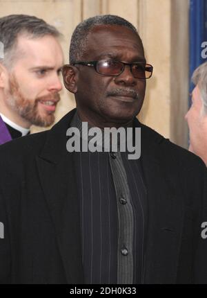 Rudolph Rudolf Walker partecipa ai funerali di Wendy Richard presso la chiesa parrocchiale di St Marylebone, Marylebone Road nel centro di Londra. Foto Stock