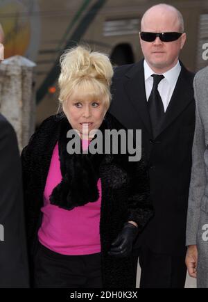 Barbara Windsor partecipa ai funerali di Wendy Richard presso la chiesa parrocchiale di St Marylebone, Marylebone Road nel centro di Londra. Foto Stock