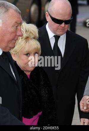 Barbara Windsor partecipa ai funerali di Wendy Richard presso la chiesa parrocchiale di St Marylebone, Marylebone Road nel centro di Londra. Foto Stock