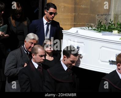 Il direttore funebre Barry Albin-Dyer, Jack Tweed e Jackiey Budden al funerale di Jade Goody presso la chiesa Battista di San Giovanni a Buckhurst Hill, Essex Foto Stock