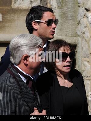 Il direttore funebre Barry Albin-Dyer, Jack Tweed e Jackiey Budden al funerale di Jade Goody presso la chiesa Battista di San Giovanni a Buckhurst Hill, Essex Foto Stock