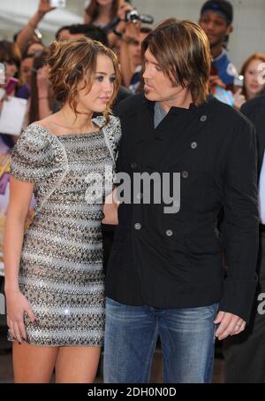 Miley Cyrus e Billy Ray Cyrus arrivano alla UK Film Premiere di 'Hannah Montana' all'Odeon West End, Londra. Foto Stock