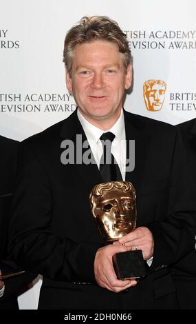 ** SOGGETTO A EMBARGO: NON PER PUBBLICAZIONE PRIMA DELLE 2130 GMT DOMENICA APR. 26 2009 Kenneth Branagh con il premio Best Drama Series Award ricevuto per Wallander al British Academy Television Awards al Royal Festival Hall nel centro di Londra. Foto Stock