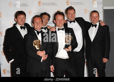 ** SOGGETTO A EMBARGO: NON PER PUBBLICAZIONE PRIMA DELLE 2130 GMT DOMENICA APR. 26 2009 l'equipaggio di Amazon con Bruce Parry con il loro Factual Series Award al British Academy Television Awards al Royal Festival Hall nel centro di Londra. Foto Stock