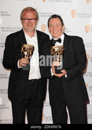 ** SOGGETTO A EMBARGO: NON PER PUBBLICAZIONE PRIMA DELLE 2130 GMT DOMENICA APR. 26 2009 ** Harry Enfield (a sinistra) e Paul Whitehouse con il premio miglior programma commedia ricevuto per Harry e Paul ai British Academy Television Awards al Royal Festival Hall nel centro di Londra. Foto Stock