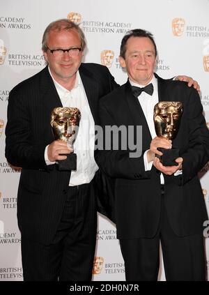 ** SOGGETTO A EMBARGO: NON PER PUBBLICAZIONE PRIMA DELLE 2130 GMT DOMENICA APR. 26 2009 ** Harry Enfield (a sinistra) e Paul Whitehouse con il premio miglior programma commedia ricevuto per Harry e Paul ai British Academy Television Awards al Royal Festival Hall nel centro di Londra. Foto Stock