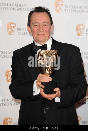 ** SOGGETTO A EMBARGO: NON PER PUBBLICAZIONE PRIMA DELLE 2130 GMT DOMENICA APR. 26 2009 ** Paul Whitehouse con il premio miglior programma comico ricevuto per Harry e Paul ai British Academy Television Awards al Royal Festival Hall nel centro di Londra. Foto Stock