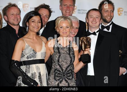 ** SOGGETTO A EMBARGO: NON PER PUBBLICAZIONE PRIMA DELLE 2130 GMT DOMENICA APR. 26 2009 ** The cast of the Bill with the Best Continuing Drama Award at the British Academy Television Awards at the Royal Festival Hall in Central London. Foto Stock