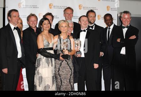 ** SOGGETTO A EMBARGO: NON PER PUBBLICAZIONE PRIMA DELLE 2130 GMT DOMENICA APR. 26 2009 ** The cast of the Bill with the Best Continuing Drama Award at the British Academy Television Awards at the Royal Festival Hall in Central London. Foto Stock