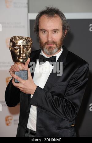 ** SOGGETTO A EMBARGO: NON PER PUBBLICAZIONE PRIMA DELLE 2130 GMT DOMENICA APR. 26 2009 ** Stephen Dillane con il premio come miglior attore al British Academy Television Awards al Royal Festival Hall nel centro di Londra. Foto Stock